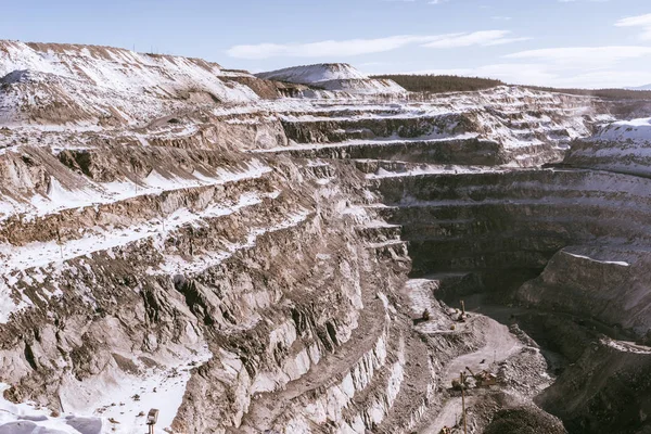 Na dalekiej północy głęboki kamieniołom minerałów, duzo snow biały — Zdjęcie stockowe