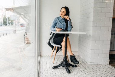 bir kafede dersten sonra Üniversitesi'nde oturan düşünceli genç öğrenci