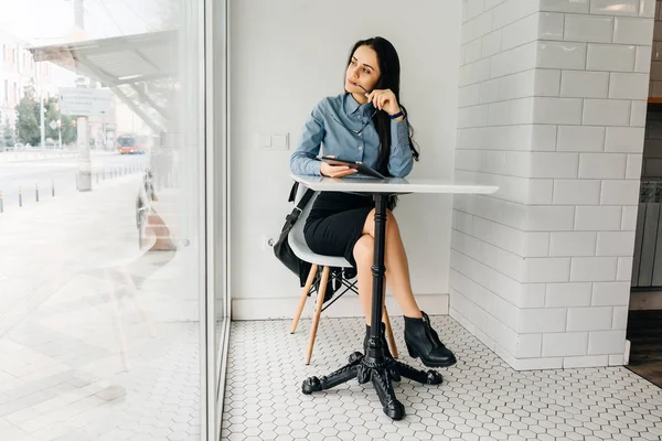 bir kafede dersten sonra Üniversitesi'nde oturan düşünceli genç öğrenci