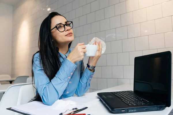 Hermosa chica sonriente almorzando en el café con un sándwich y café, después del trabajo, en vasos, miradas de ensueño — Foto de Stock