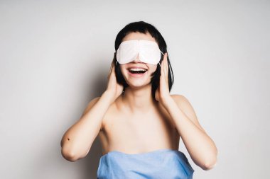 Mavi havlu, onun önünde bir gri saçlı kız beyaz bir maske gözleri