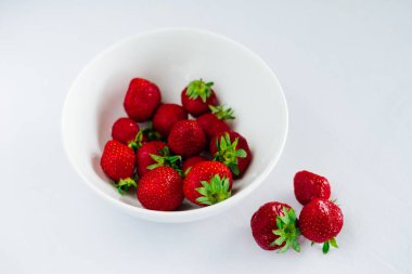 Taze çiğ sağlıklı beslenme çilek meyve plaka, izole beyaz, görünümü yukarıda, flatlay yakın-up, boşaltmak için metin, çerçeve