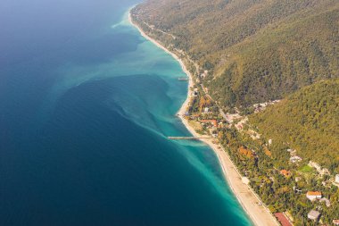 ilham verici doğa, yeşil tepeler ve mavi okyanus Üstten Görünüm