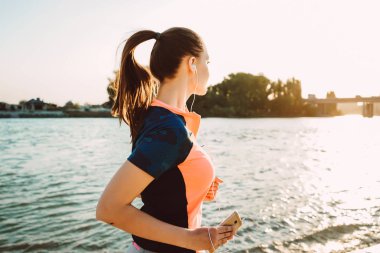 aktif genç kız sağlıklı bir yaşam tarzı olur, akşam nehir boyunca çalışır