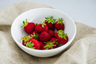 Taze çiğ sağlıklı beslenme çilek meyve plaka, izole beyaz, görünümü yukarıda, flatlay yakın-up, boşaltmak için metin, çerçeve. Köyün rustik tuval, kırsal gıda