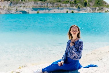 Bayan yaz zevk kumsalda, kapalı gözler, sakin ol.