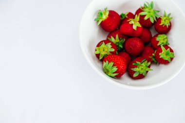 Taze çiğ sağlıklı beslenme çilek meyve plaka, izole beyaz, görünümü yukarıda, flatlay yakın-up, boşaltmak için metin, çerçeve