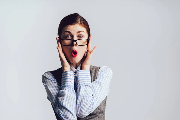Surpreso jovem trabalhador de escritório menina em óculos cutucas rosto engraçado — Fotografia de Stock