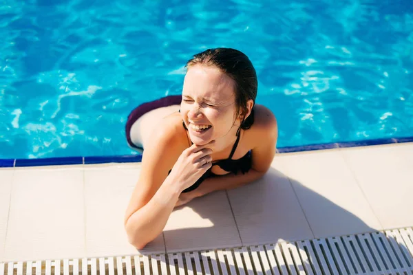 Mulher feliz rosto emocional na piscina — Fotografia de Stock