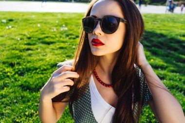 Moda gözlük gülümseyen kadın. Karanlık güneş gözlüklü erkek