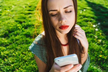Üzgün üzgün öğrenci kadın manifatura, kullanım cep telefonu