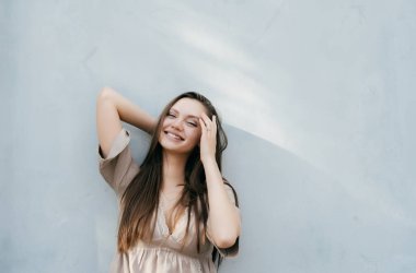 mutlu gülümseyen kız model ışık arka plan üzerinde poz