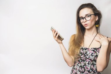 uzun saç ve gözlük ile genç şık kız smartphone devam ediyor.