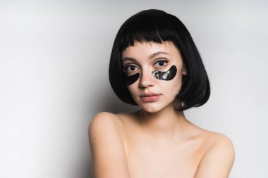 genç güzel kız siyah saçlı, gözleri Siyah Silikon yamalar altında görünüyor