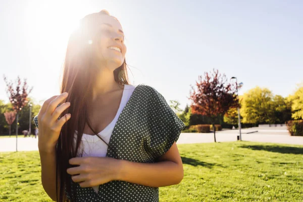 Happy usmívající se žena relaxační venkovní, svoboda koncept, procházky v parku — Stock fotografie