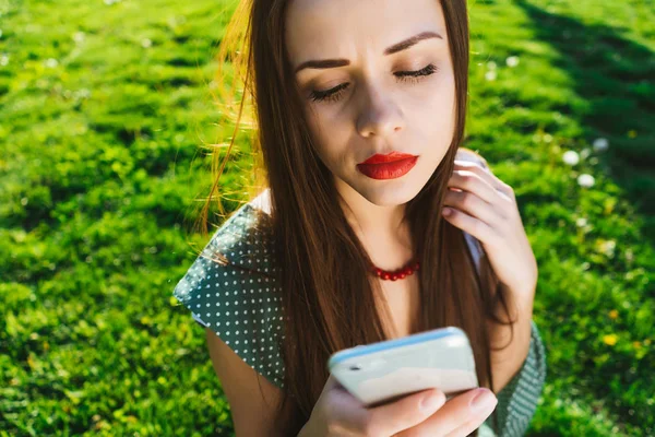 Triste estudiante molesto mensajes de texto femeninos, el uso de teléfono celular — Foto de Stock