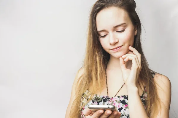 Giovane ragazza adolescente con cellulare cerca qualcosa, testo — Foto Stock