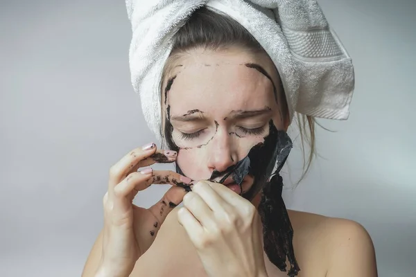 Mulher beleza removido preto mack, rosto limpo, cuidados com a pele, cuidados com a pele — Fotografia de Stock