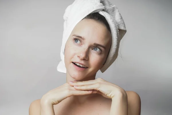 Schönheit Frau Gesicht Porträt. schöne Modell Mädchen mit perfekter frischer, sauberer Haut. Handtuch auf dem Kopf.Jugend und Hautpflegekonzept. — Stockfoto