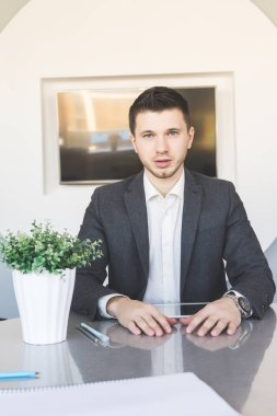 başarılı kendine güvenen delikanlı office masada oturan takım elbise