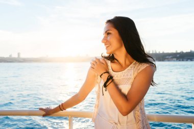 Günbatımı ve gülüyor, bir yat, bir feribot tekne gezisi, lüks Istanbul seyahat bir güzel latin kız portresi