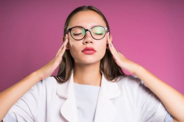 Bir genç başarılı Kız bardaklarda ve Beyaz önlük hakkında bir şey düşünüyor