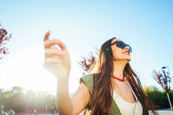 Gelukkig lachend glans jong meisje, vreugde, genieten van het leven, vrijheid zomer glans concept — Stockfoto