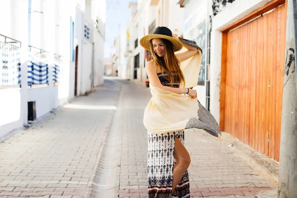 Dame au chapeau et robe longue, voyage vacances d'été en Europe, Grèce, santorin — Photo