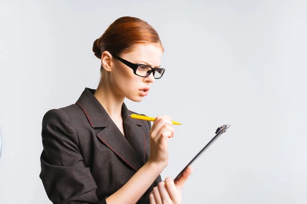 Сердитая успешная деловая женщина в очках упорно работает с документами — стоковое фото