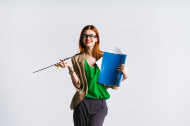 mutlu şık başarılı Kız bardaklarda ve iş yapmak, belgeleri elinde tutan kırmızı ruj