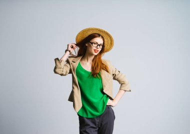 güzel genç şık Kırmızı saçlı kız bir hasır şapka ve poz ve gülümseyen bardakları