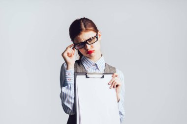 üzgün yorgun Genç Kız bardaklarda, belgeleri holding ofis çalışanı