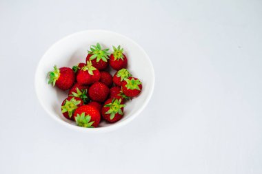 Taze çiğ sağlıklı beslenme çilek meyve plaka, izole beyaz, görünümü yukarıda, flatlay yakın-up, boşaltmak için metin, çerçeve