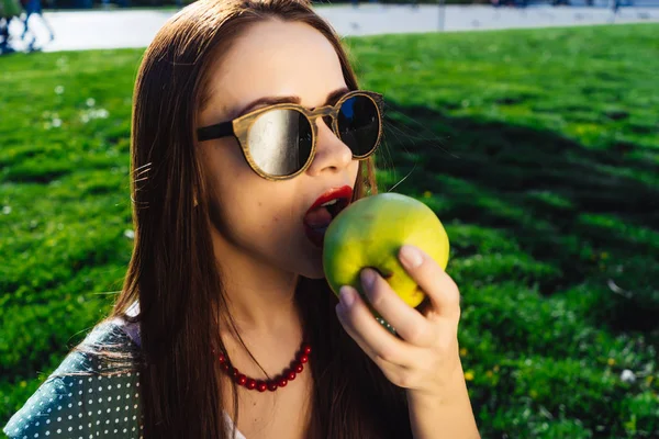 Mode kvinna i solglasögon. Flickan bär glasögon utanför, sommar — Stockfoto