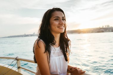 Günbatımı ve gülüyor, bir yat, bir feribot tekne gezisi, lüks Istanbul seyahat bir güzel latin kız portresi