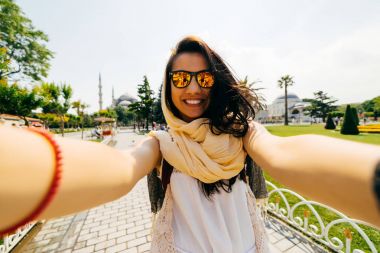 Öğrenci kız kameraya, Selfie gülümsüyor