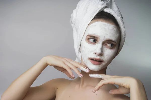 Belleza adolescente, mujer como blanco cuidado de la piel máscara en la cara — Foto de Stock