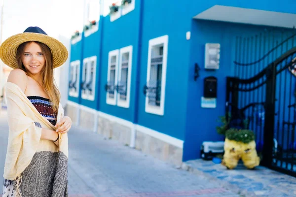 Mujer de belleza en sombrero en la calle, sonrisas, mucho azul —  Fotos de Stock