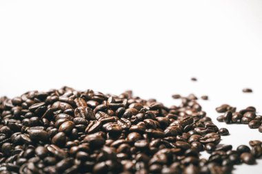 aromatik Brezilyalı arabica kahve beyaz bir arka plan üzerinde yalan