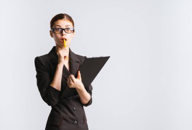 gözlük ve siyah bir takım elbise ile sürpriz genç kız belgeleri düzenliyor