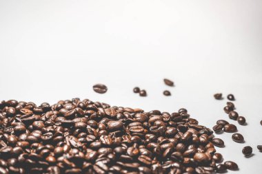 güzel kokulu Brezilyalı arabica kahve taneleri beyaz yüzeyinde yalan