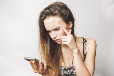 Genç manifatura kadın telefon hata, üzgün kızdırdı