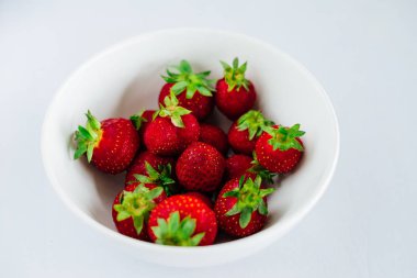 Taze çiğ sağlıklı beslenme çilek meyve plaka, izole beyaz, görünümü yukarıda, flatlay yakın-up, boşaltmak için metin, çerçeve