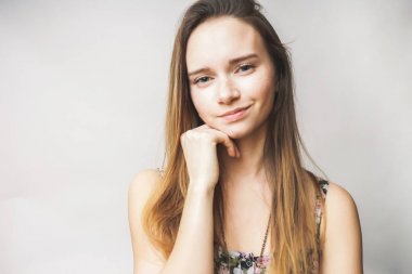 gülümseyen ve kameraya bakarak mutlu genç güzel kız