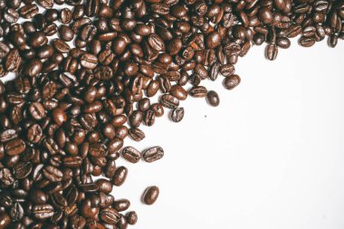 güzel kokulu Brezilyalı arabica kahve taneleri beyaz yüzeyinde yalan