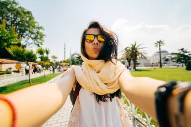 Öğrenci değişim öğrencisi bir selfie yapar ve kamera kisses