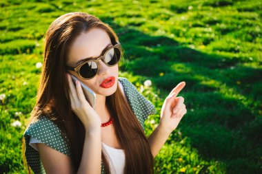 Tahriş olmuş kadın ile smartphone. Kızgın kızgın yüzü güneş gözlüğü