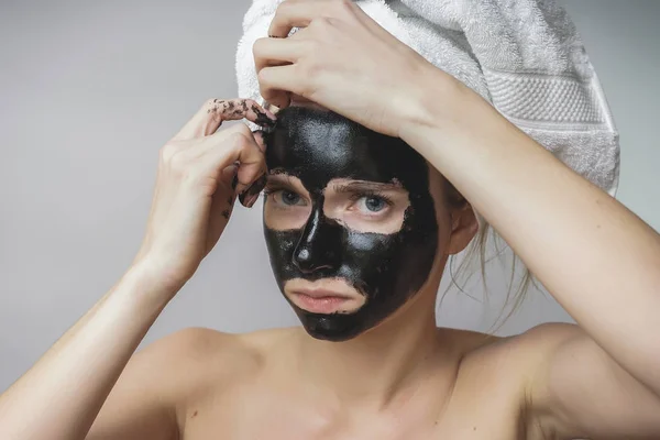 Kvinnan ta bort svart mack. Ansikte scrab, exfoliering porer, rengör huden — Stockfoto