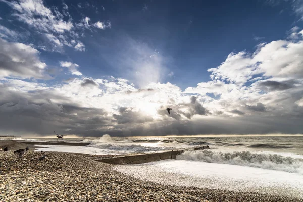 Charming nature, the sea, white waves by the beach from pebbles, the sky is cloudy — Stock Photo, Image