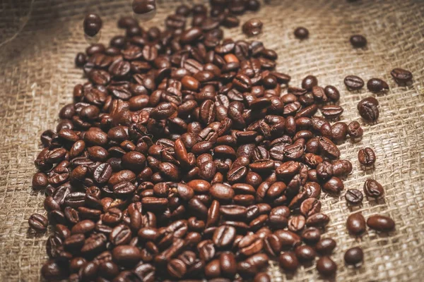 На грубому полотні полотно лежать зерен Бразильський ароматної кави — стокове фото